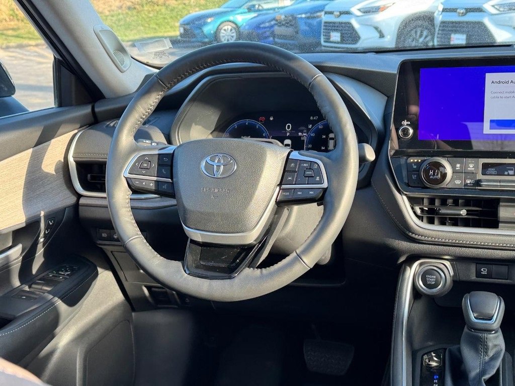 Used 2025 Toyota Grand Highlander AWD image 23