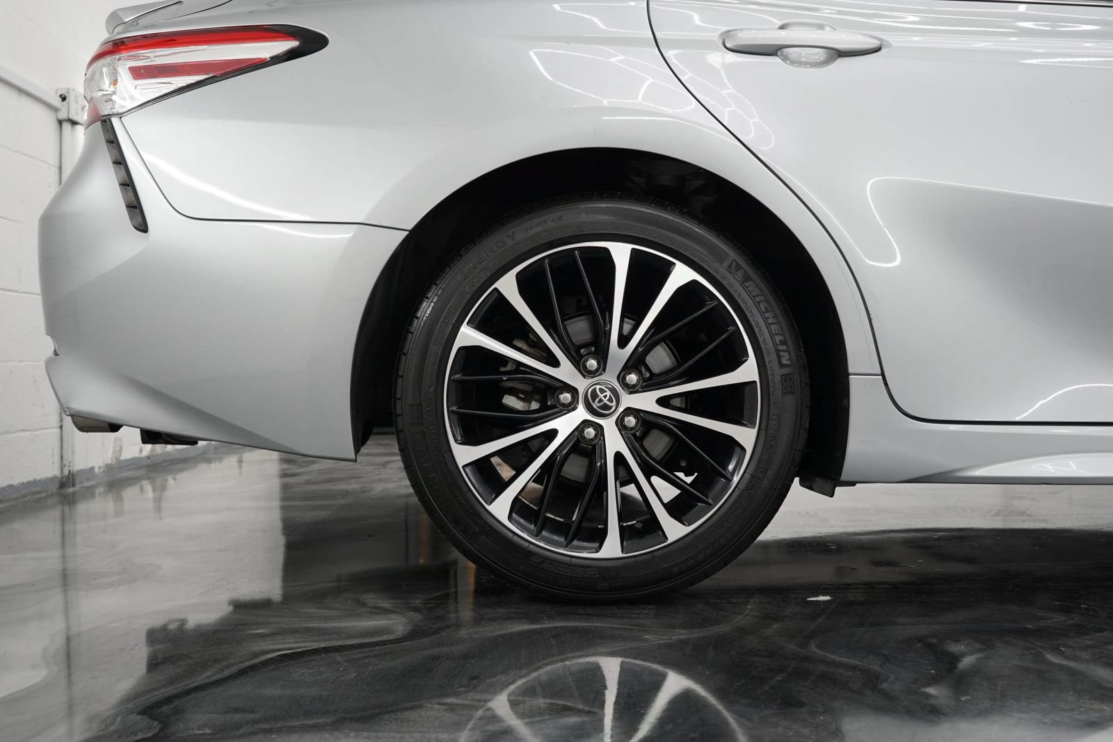 Used 2020 Toyota Camry SE FWD image 6