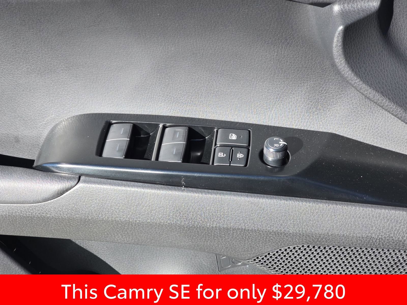 Used 2025 Toyota Camry SE image 33