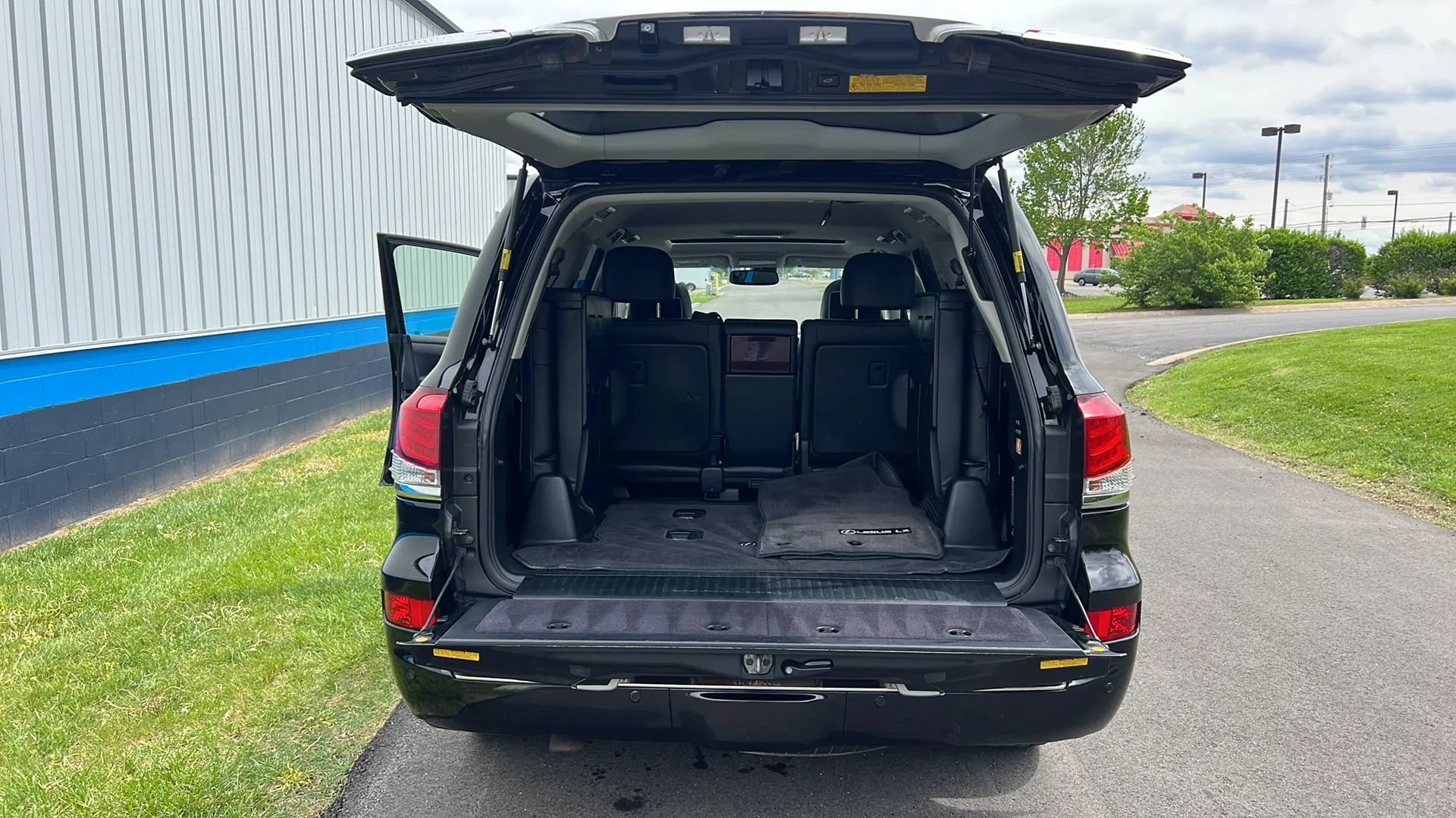 Used 2013 Lexus LX 570 4WD w/ Luxury Pkg image 16
