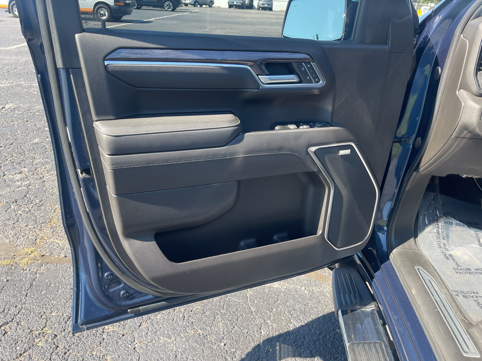 Used 2022 Chevrolet Silverado 1500 LTZ w/ LTZ Premium Package AWD/4WD image 23