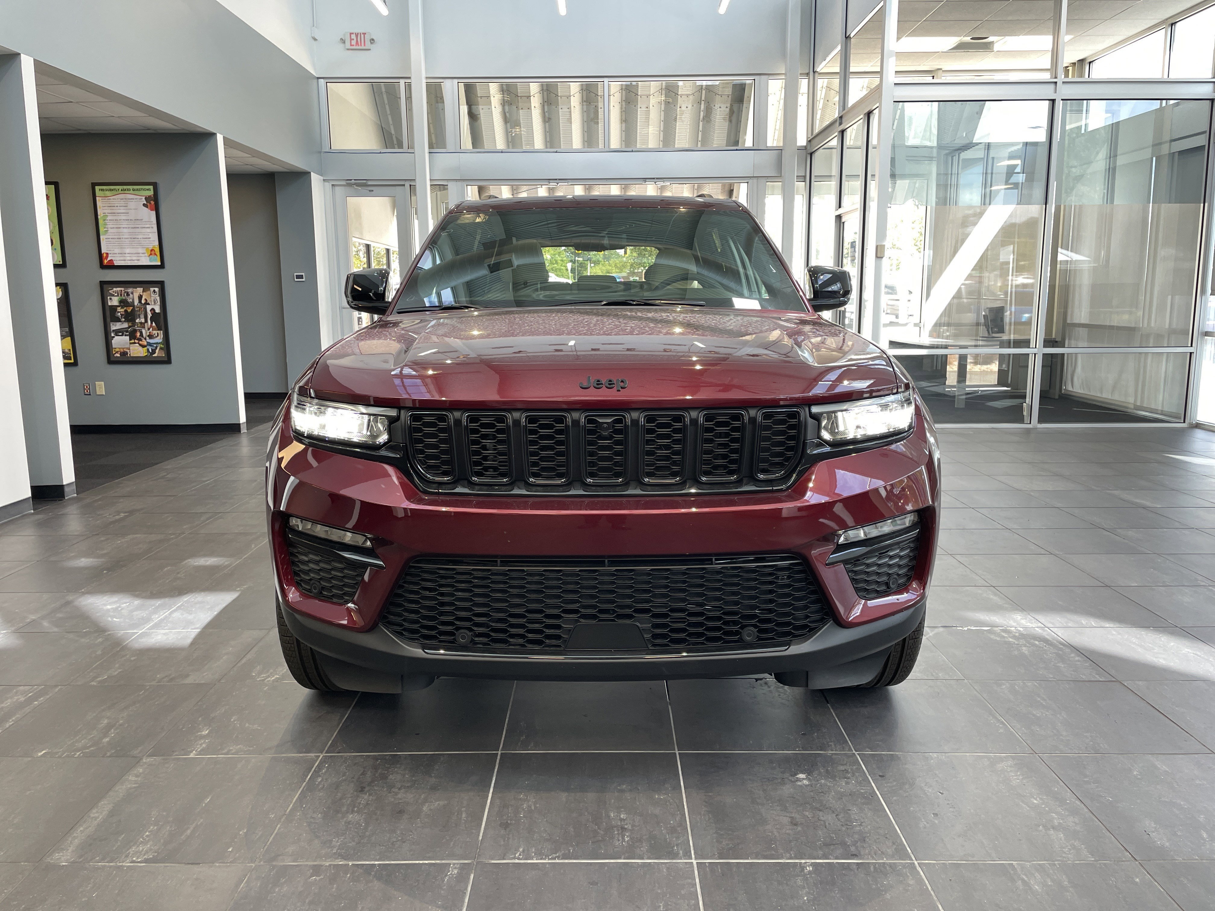 New 2025 Jeep Grand Cherokee Limited w/ Luxury Tech Group II video 3