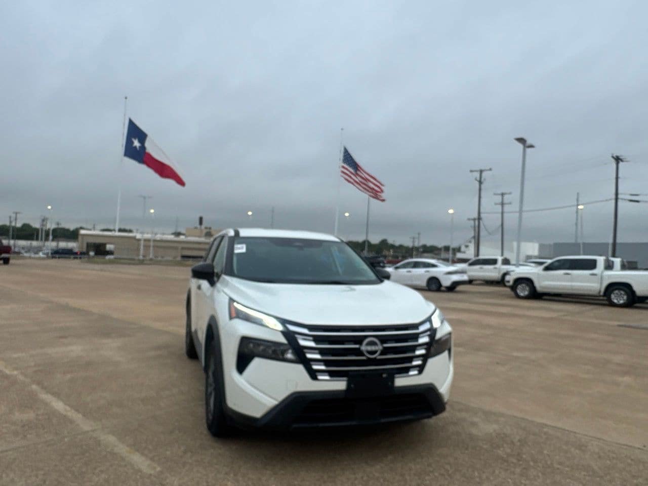 Used 2024 Nissan Rogue S AWD/4WD image 3