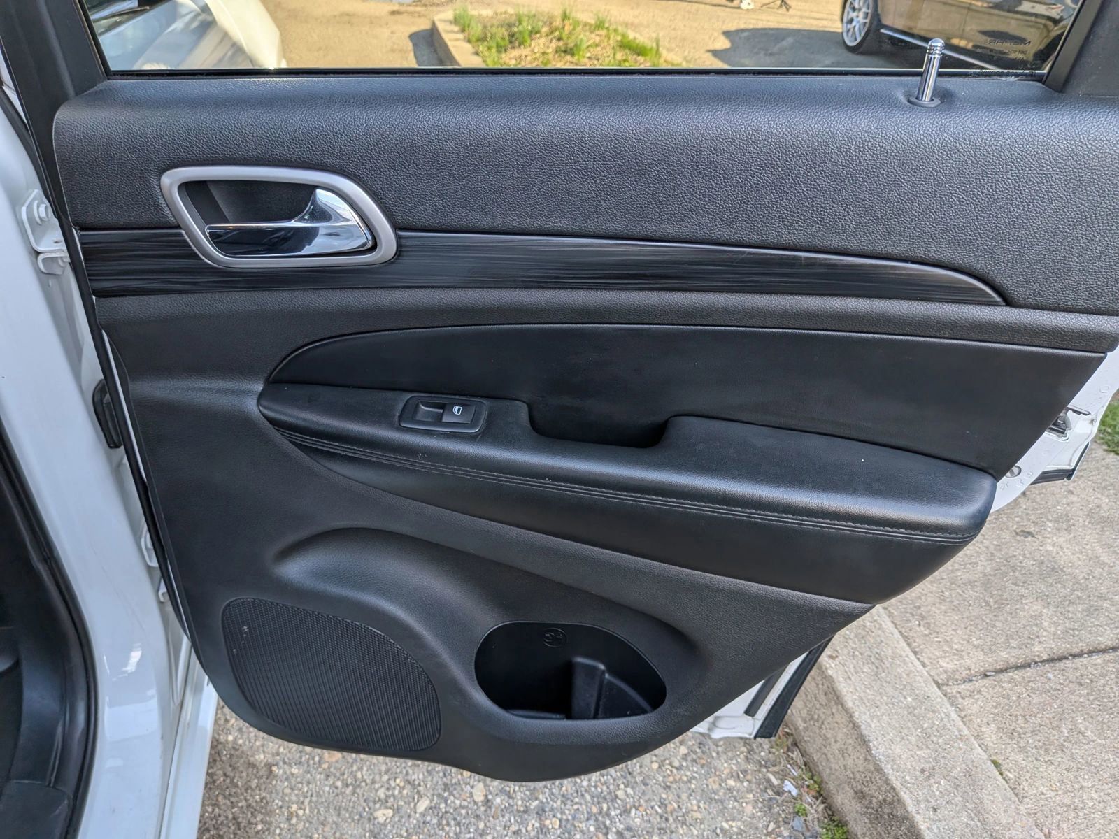 Used 2019 Jeep Grand Cherokee Altitude image 34