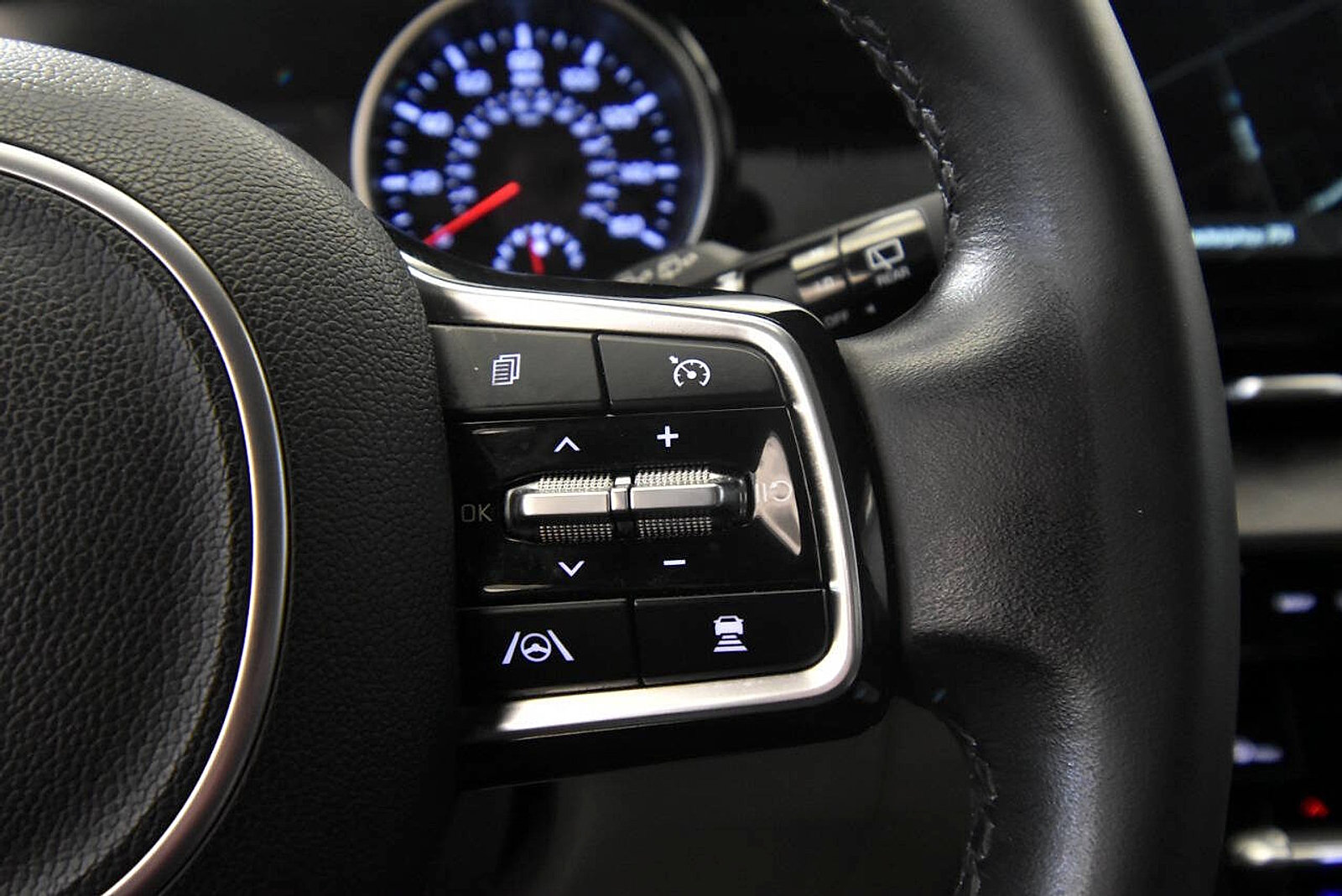 Used 2024 Kia Carnival EX FWD image 28