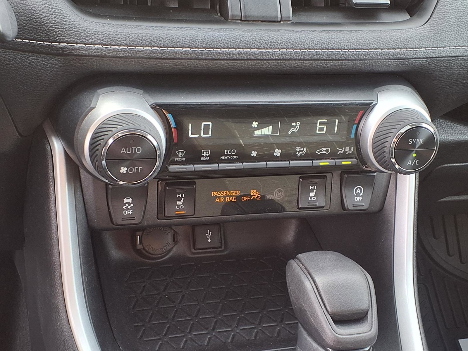 Used 2021 Toyota RAV4 XLE w/ Convenience Package image 9