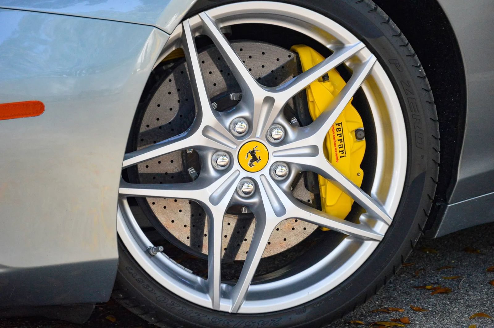 Used 2015 Ferrari California T RWD image 3