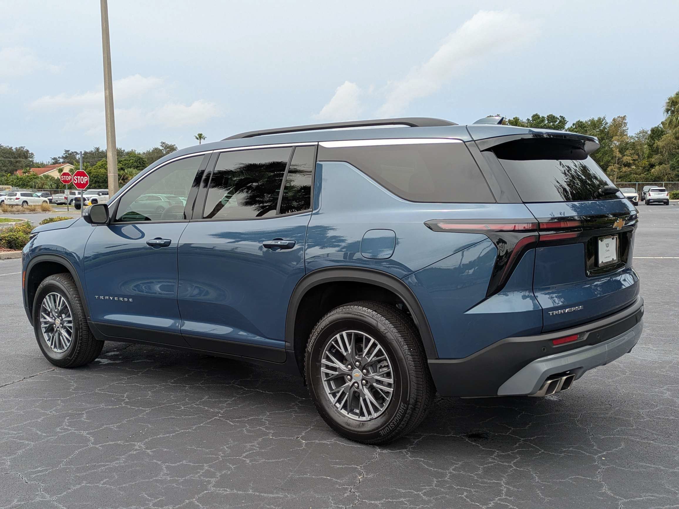 Used 2026 Chevrolet Traverse LT FWD image 3