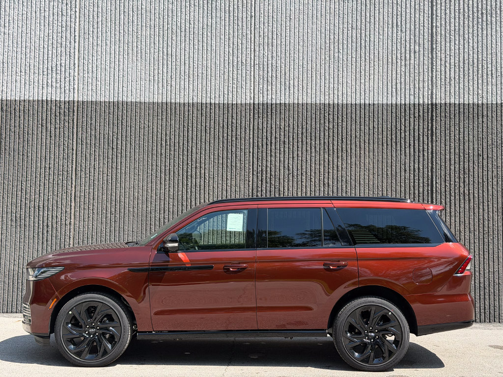 New 2027 Lincoln Navigator Reserve w/ Jet Appearance Package AWD/4WD image 4