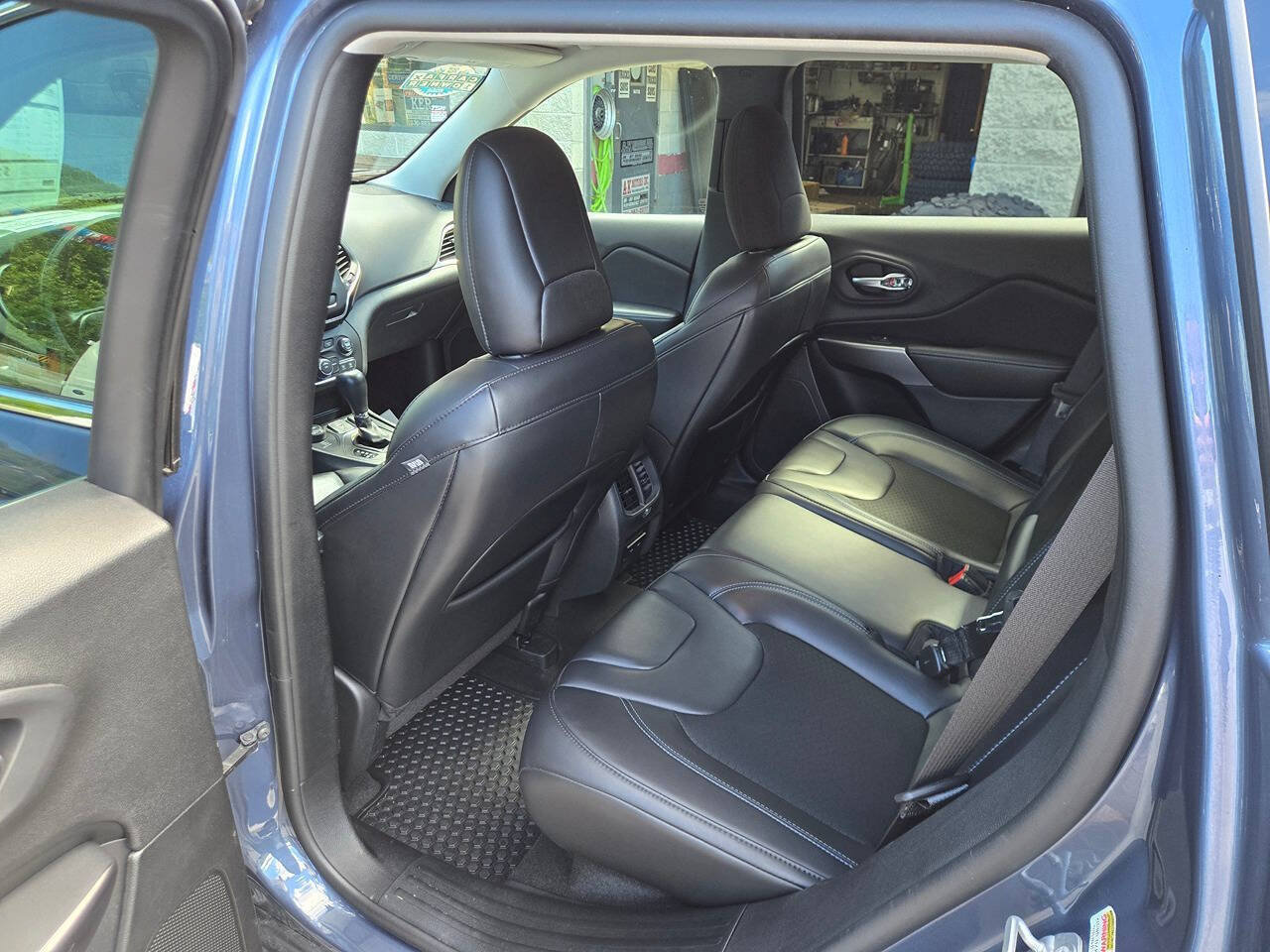 Used 2020 Jeep Cherokee Latitude Plus w/ Cold Weather Group AWD/4WD image 10