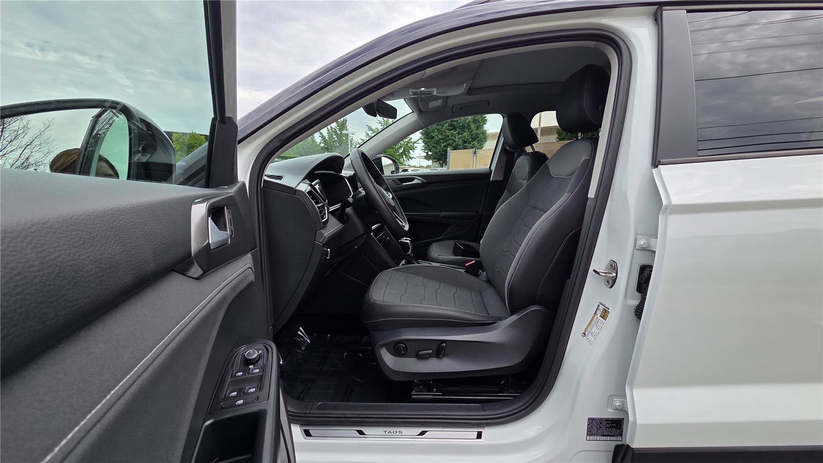 Certified 2025 Volkswagen Taos SE AWD/4WD image 15