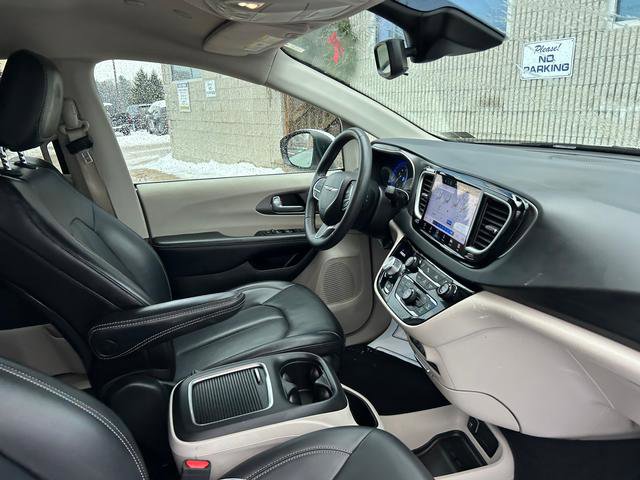 Certified 2023 Chrysler Pacifica Touring-L image 23