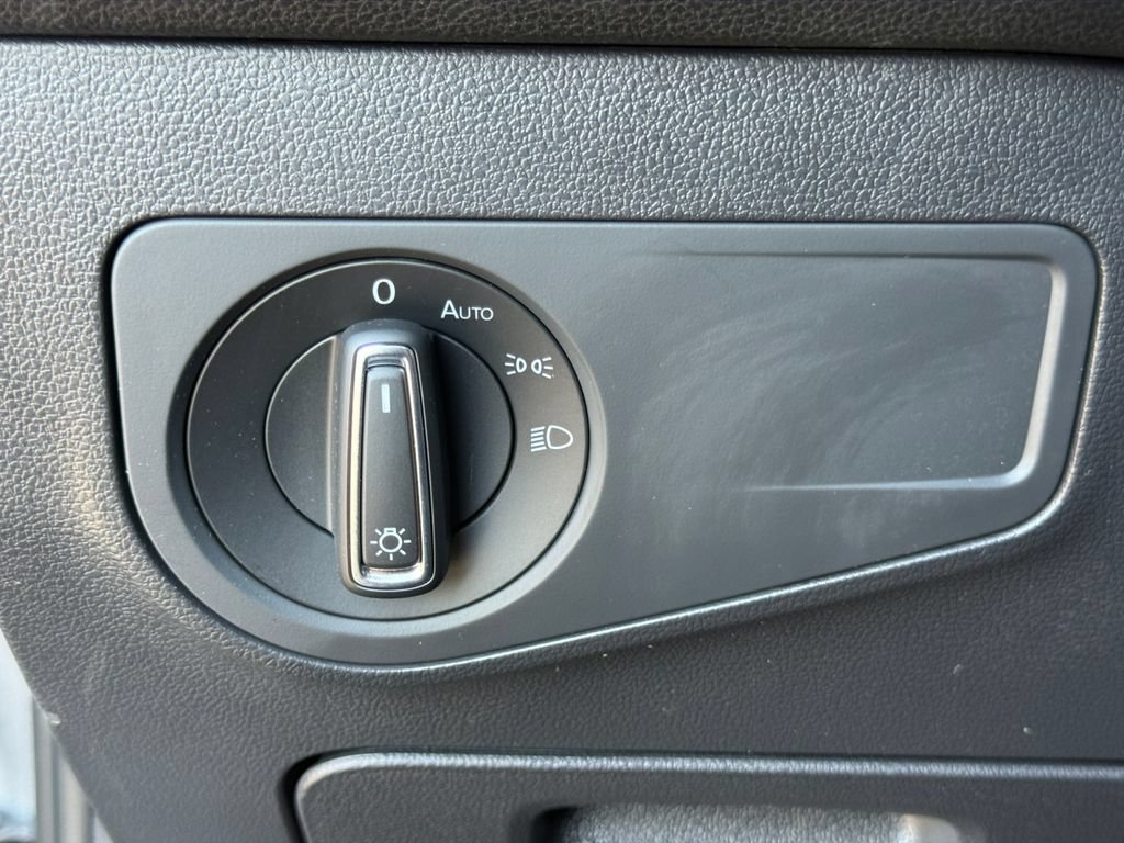 Used 2023 Volkswagen Tiguan SE w/ Panoramic Sunroof Package FWD image 21
