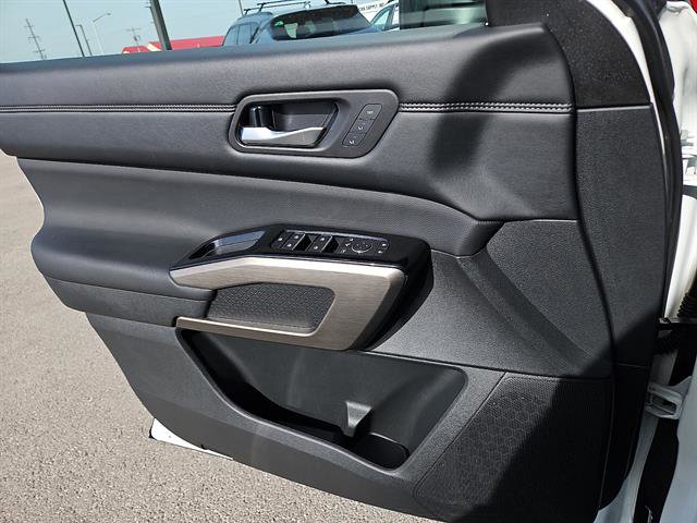 Used 2024 Nissan Pathfinder Platinum w/ Cargo Package image 13