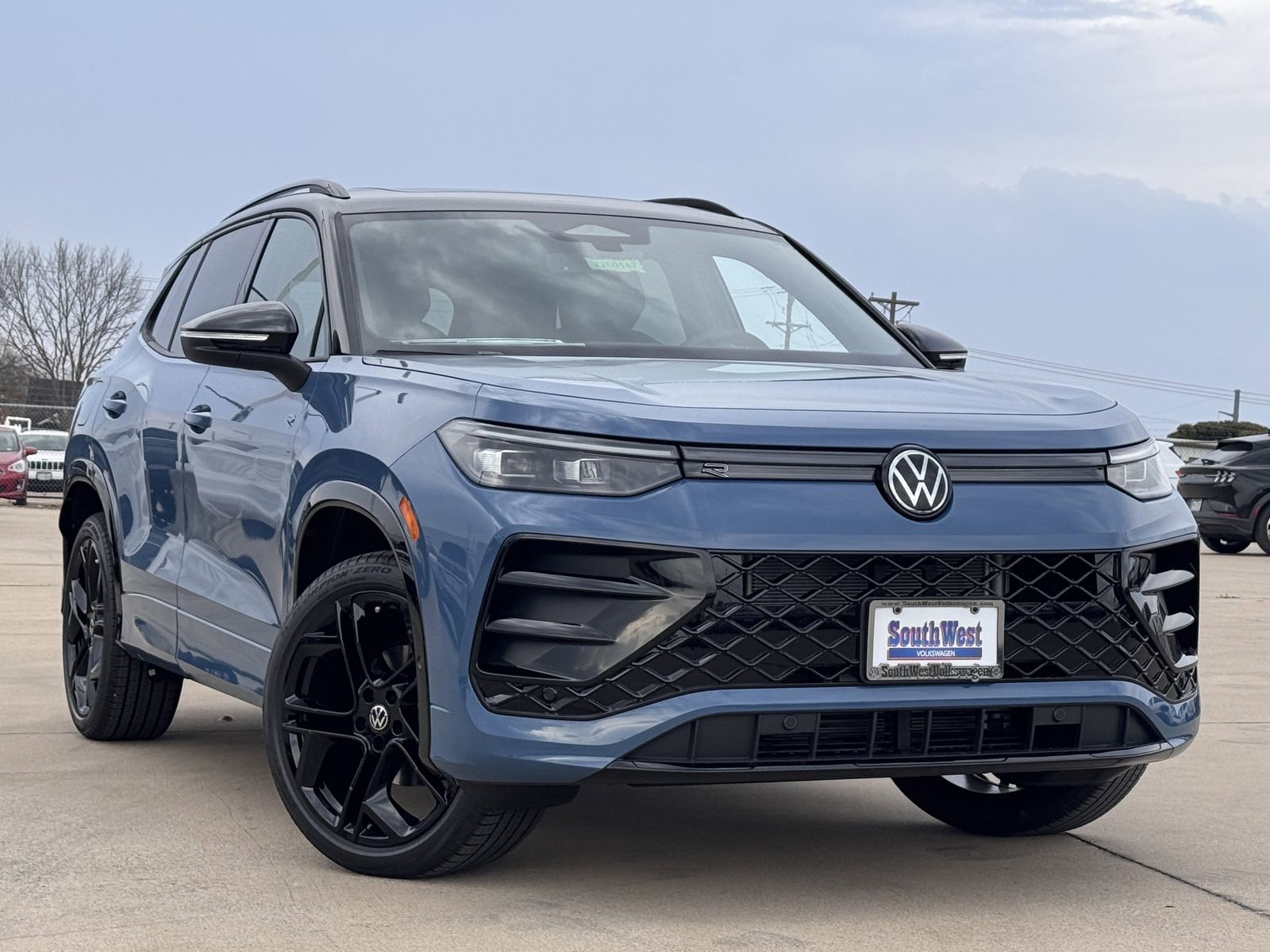 New 2026 Volkswagen Tiguan SE R-Line image 2