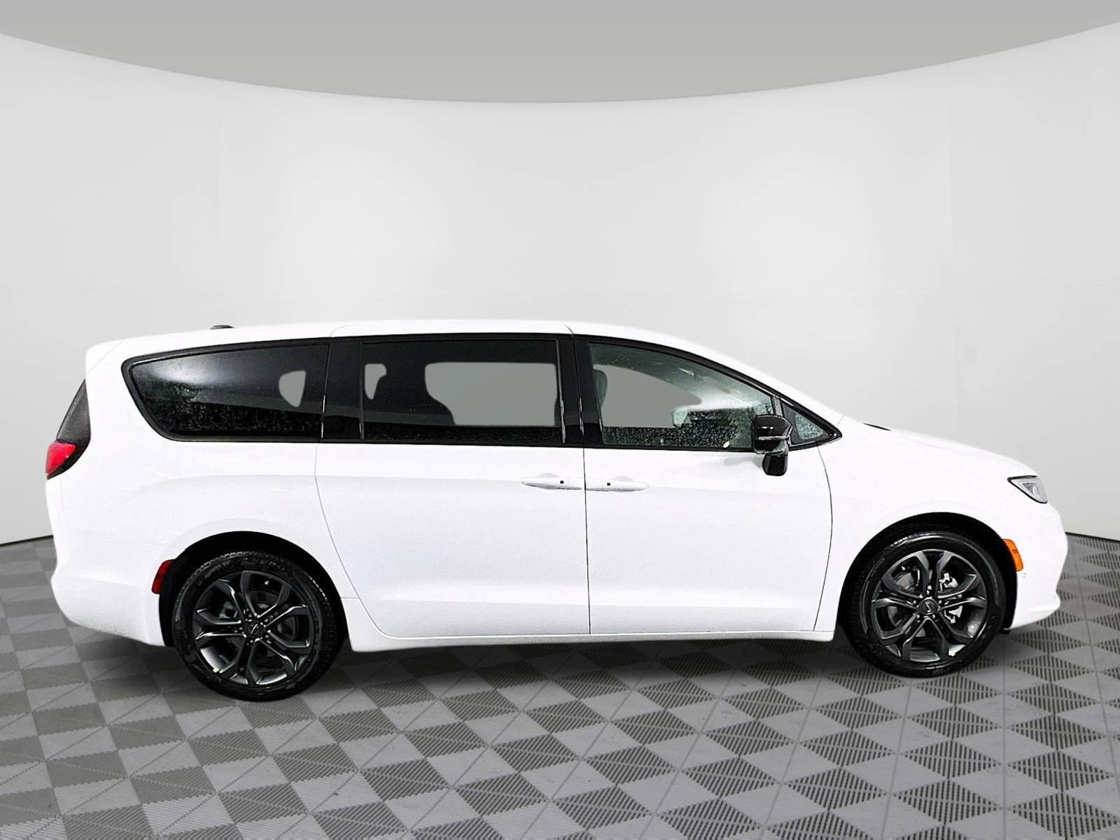 New 2026 Chrysler Pacifica Select FWD image 32