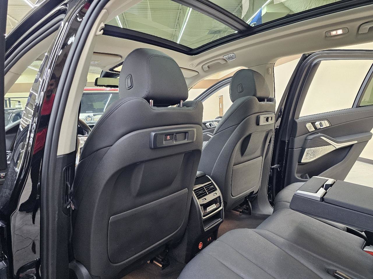Used 2020 BMW X7 xDrive40i w/ Premium Package AWD/4WD image 27