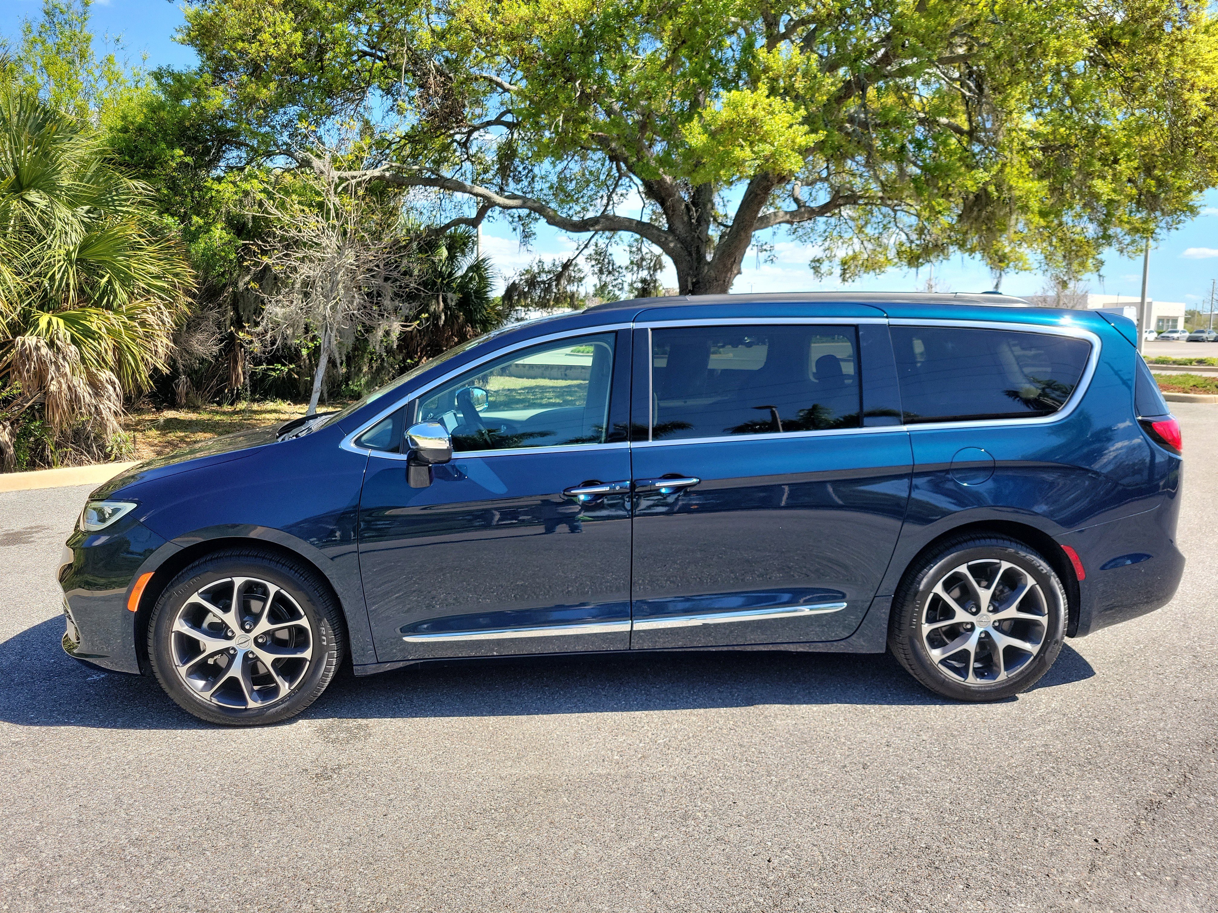 Used 2022 Chrysler Pacifica Limited image 7