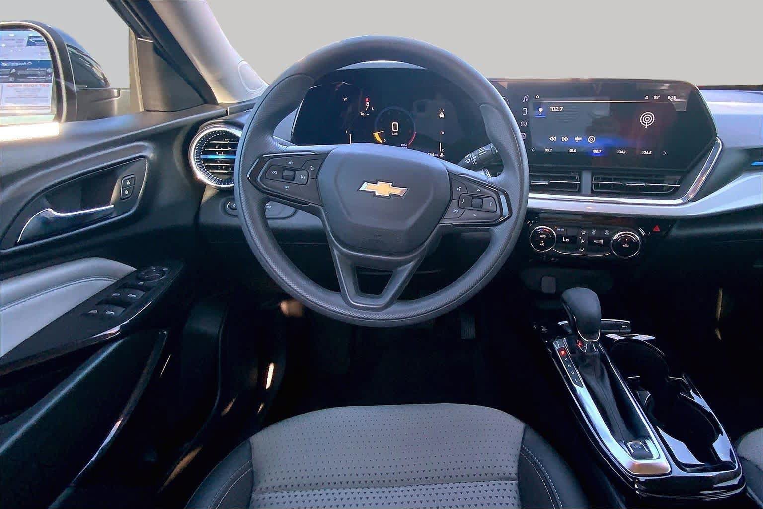 Used 2026 Chevrolet Trax LT w/ Sunroof Package FWD image 5