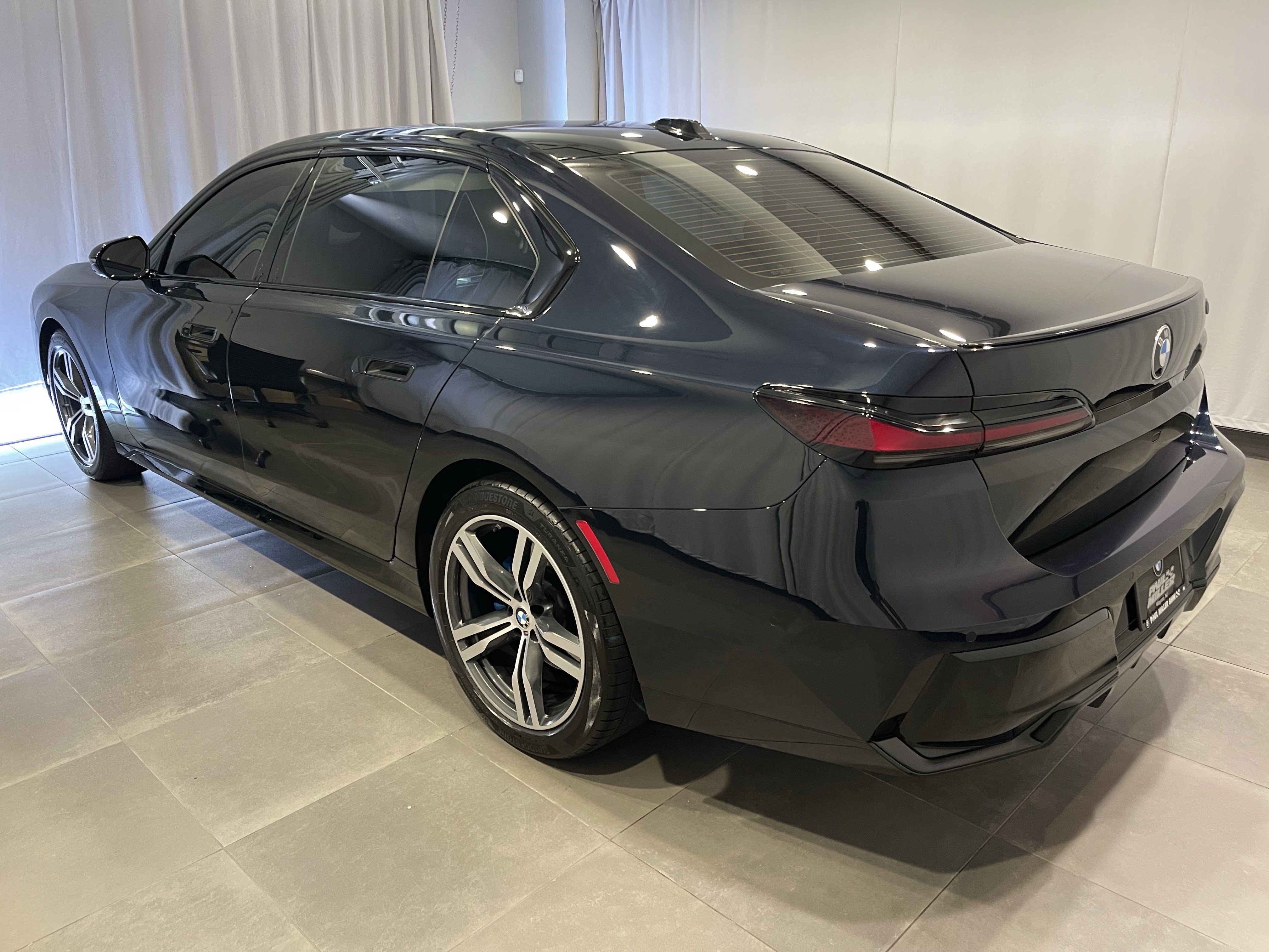 Used 2023 BMW 740i w/ Parking Assistance Package RWD image 4