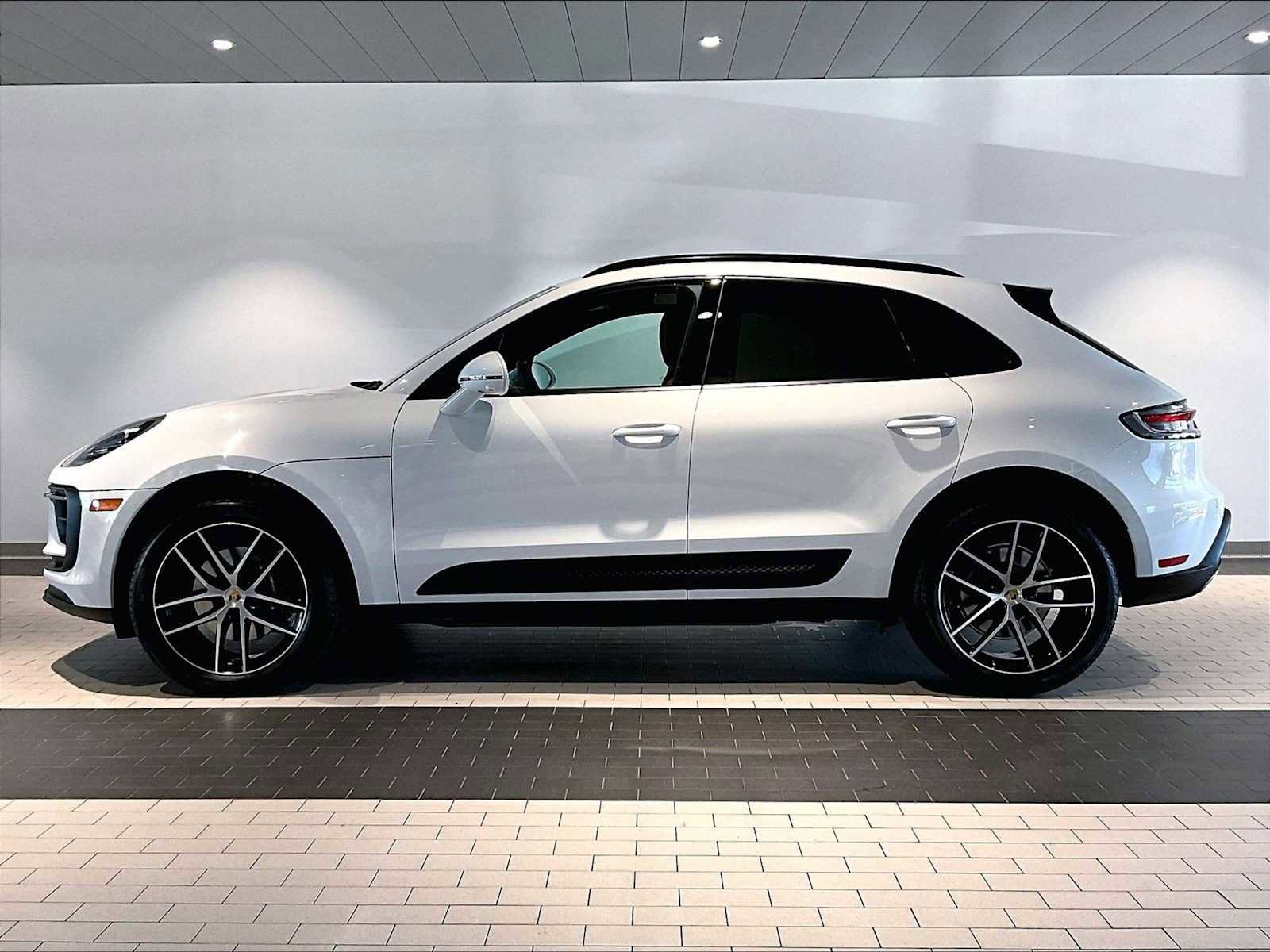 Used 2025 Porsche Macan image 2