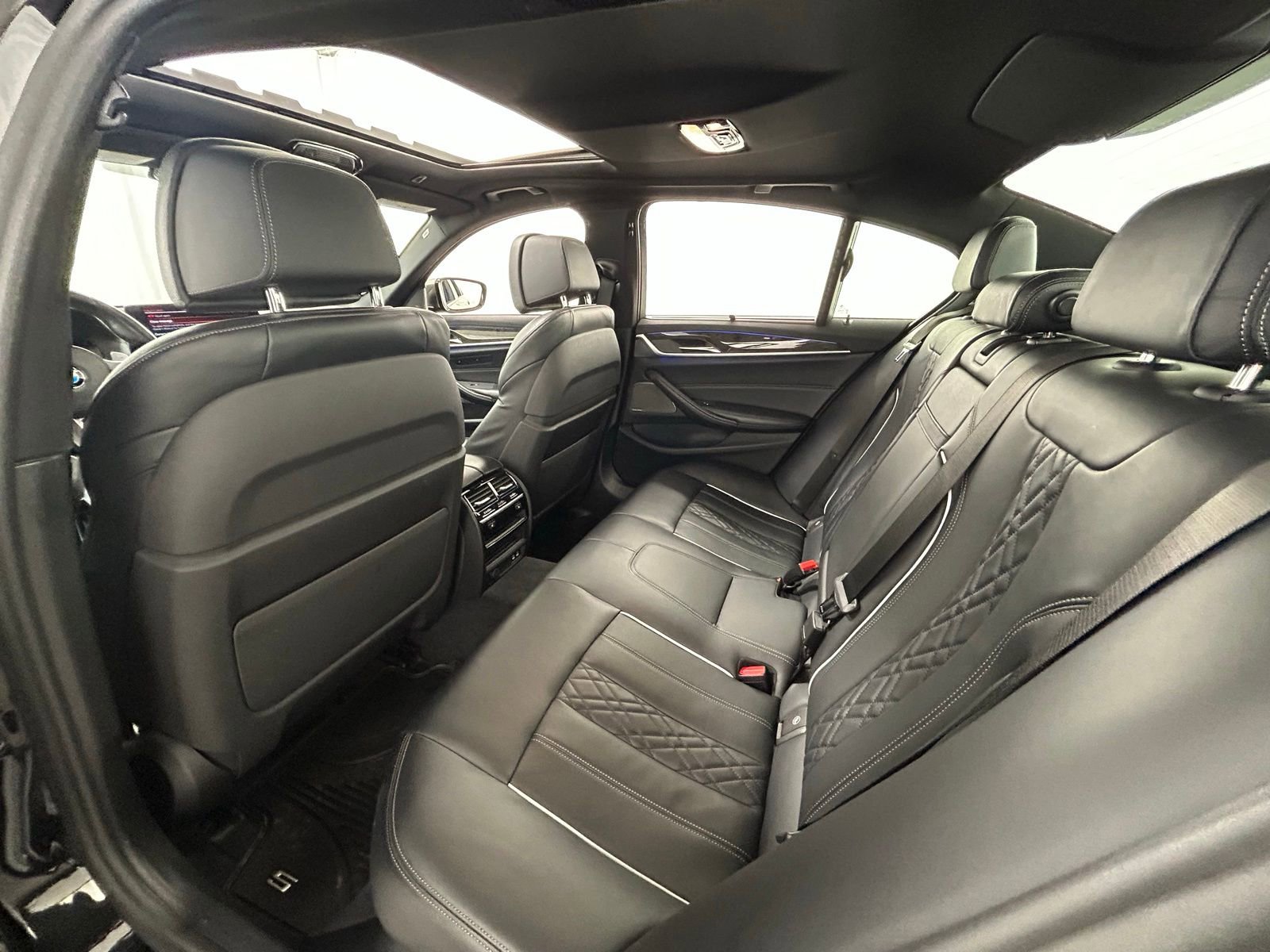 Used 2020 BMW M550i xDrive w/ Executive Package image 34