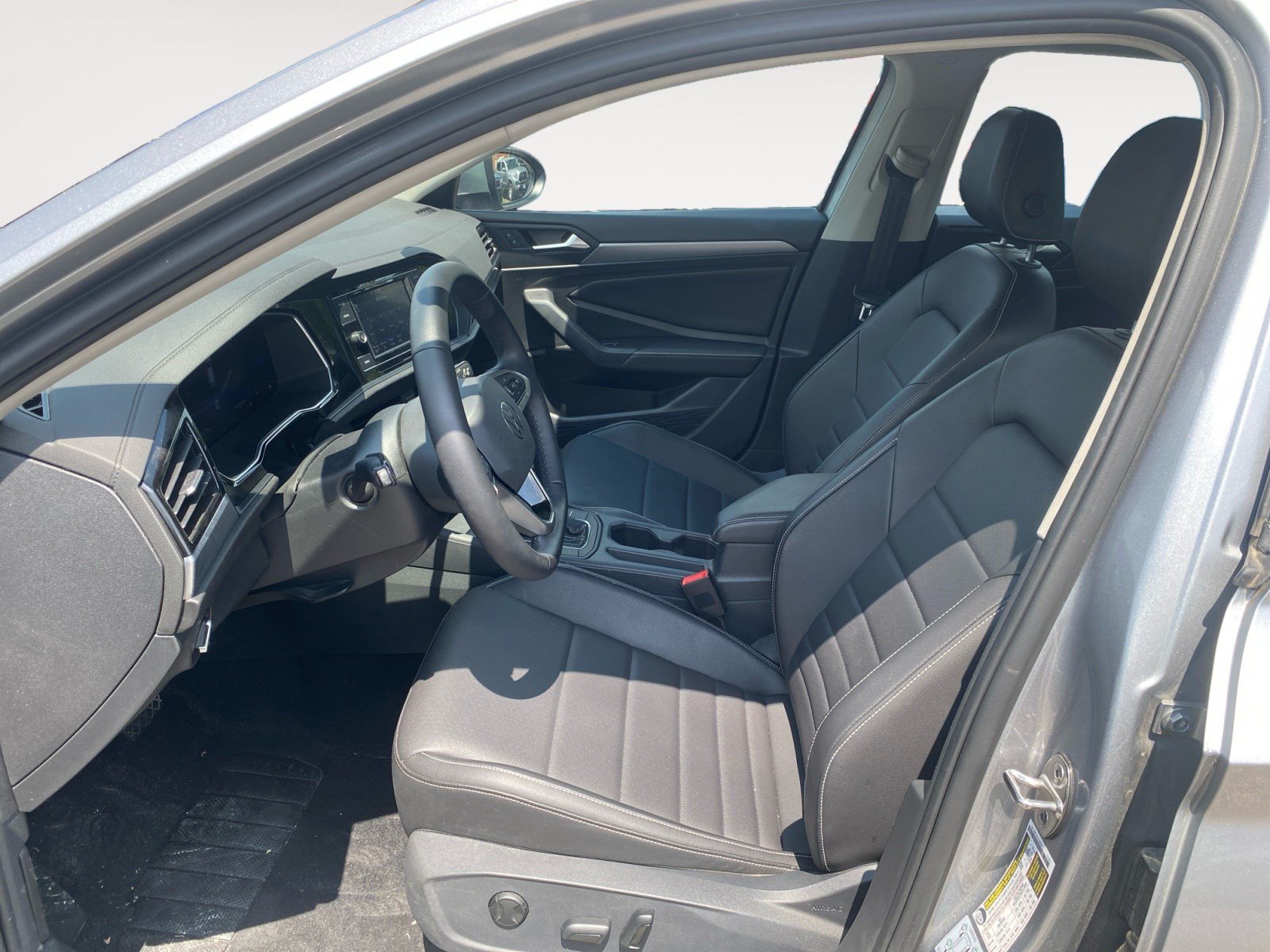 Used 2022 Volkswagen Jetta SE FWD image 17