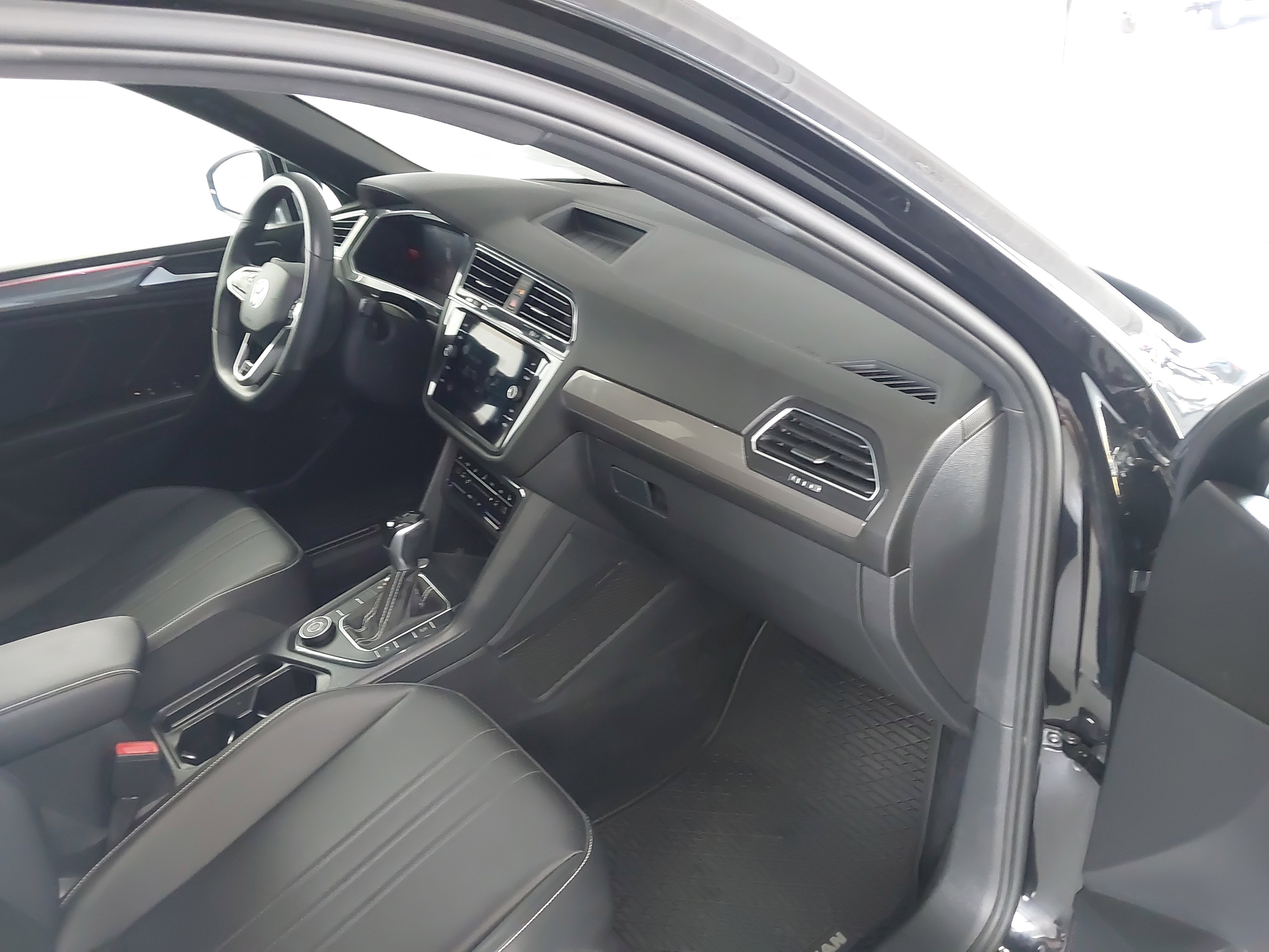 Used 2022 Volkswagen Tiguan SE R-Line image 28