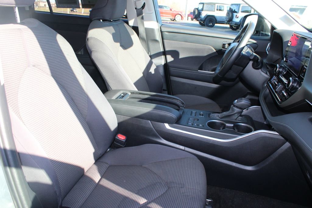 Used 2024 Toyota Highlander LE image 27