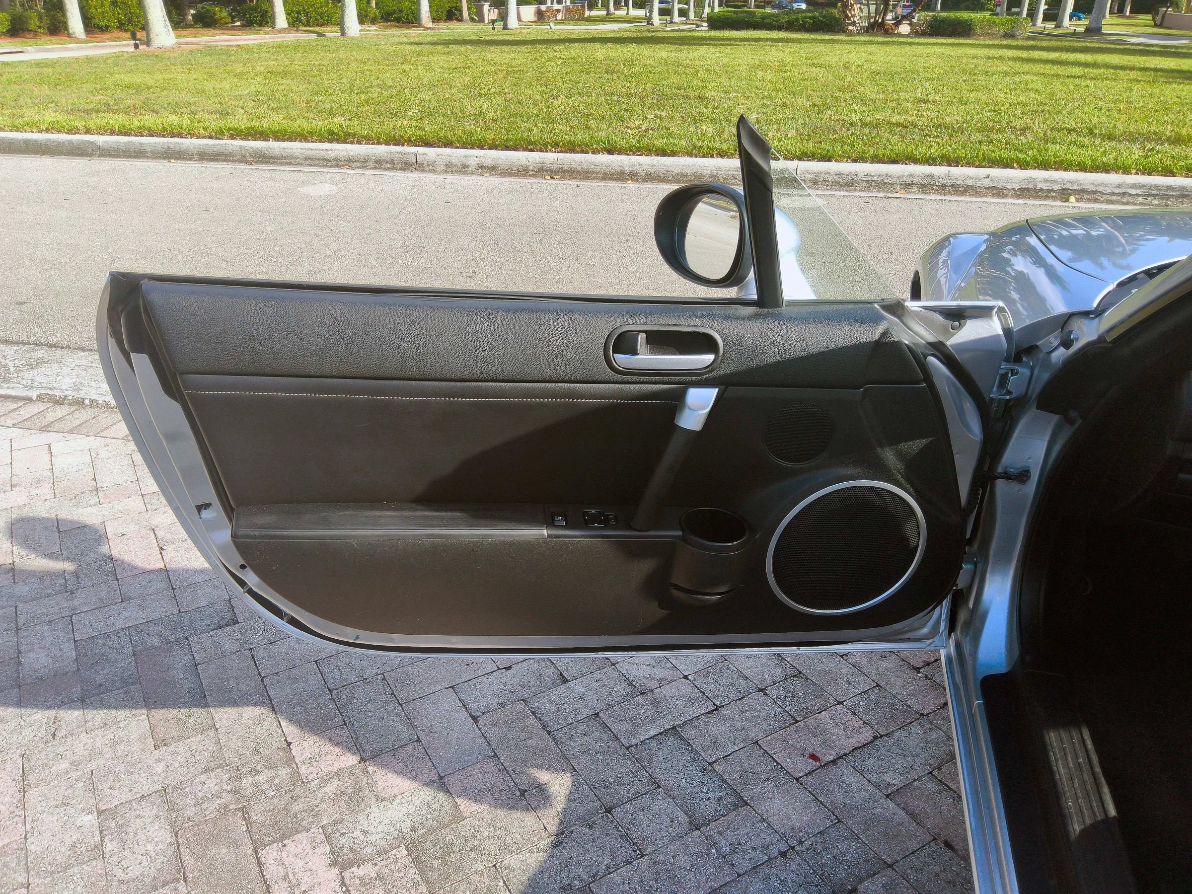Used 2006 MAZDA MX-5 Miata Grand Touring RWD image 19