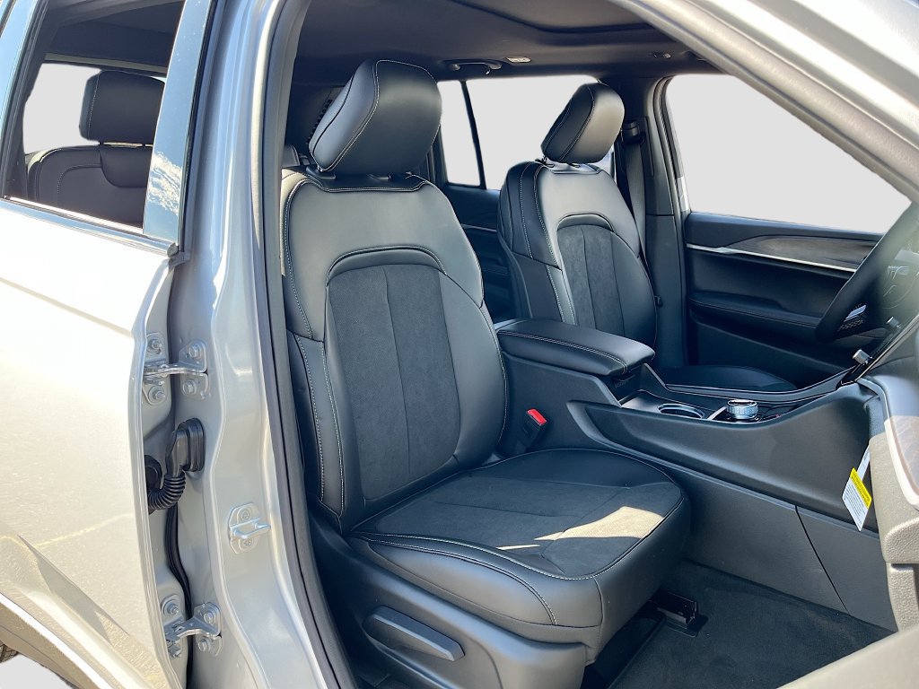 New 2026 Jeep Grand Cherokee Altitude RWD image 27