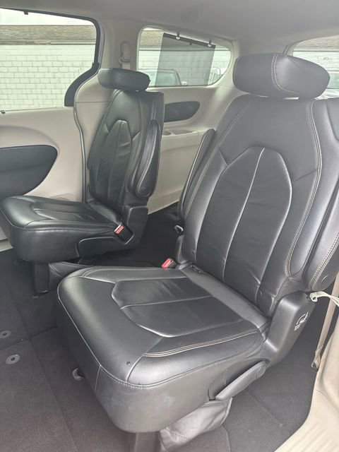 Used 2017 Chrysler Pacifica Touring-L FWD image 9