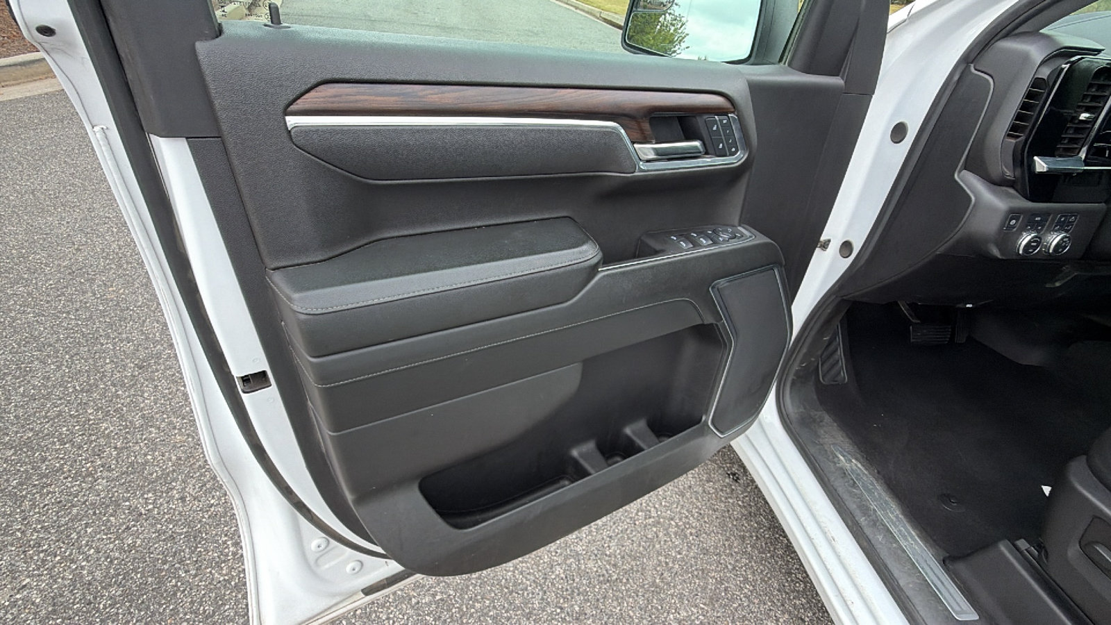 Used 2025 GMC Sierra 1500 SLT AWD/4WD image 14
