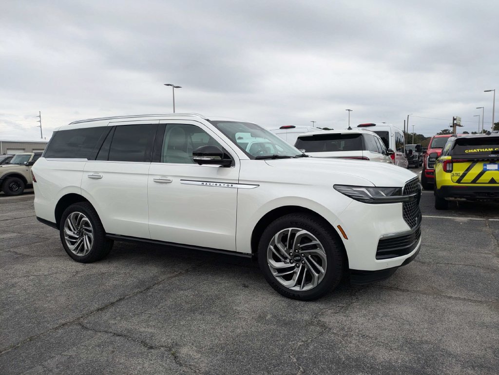 Certified 2026 Lincoln Navigator Reserve AWD/4WD image 2