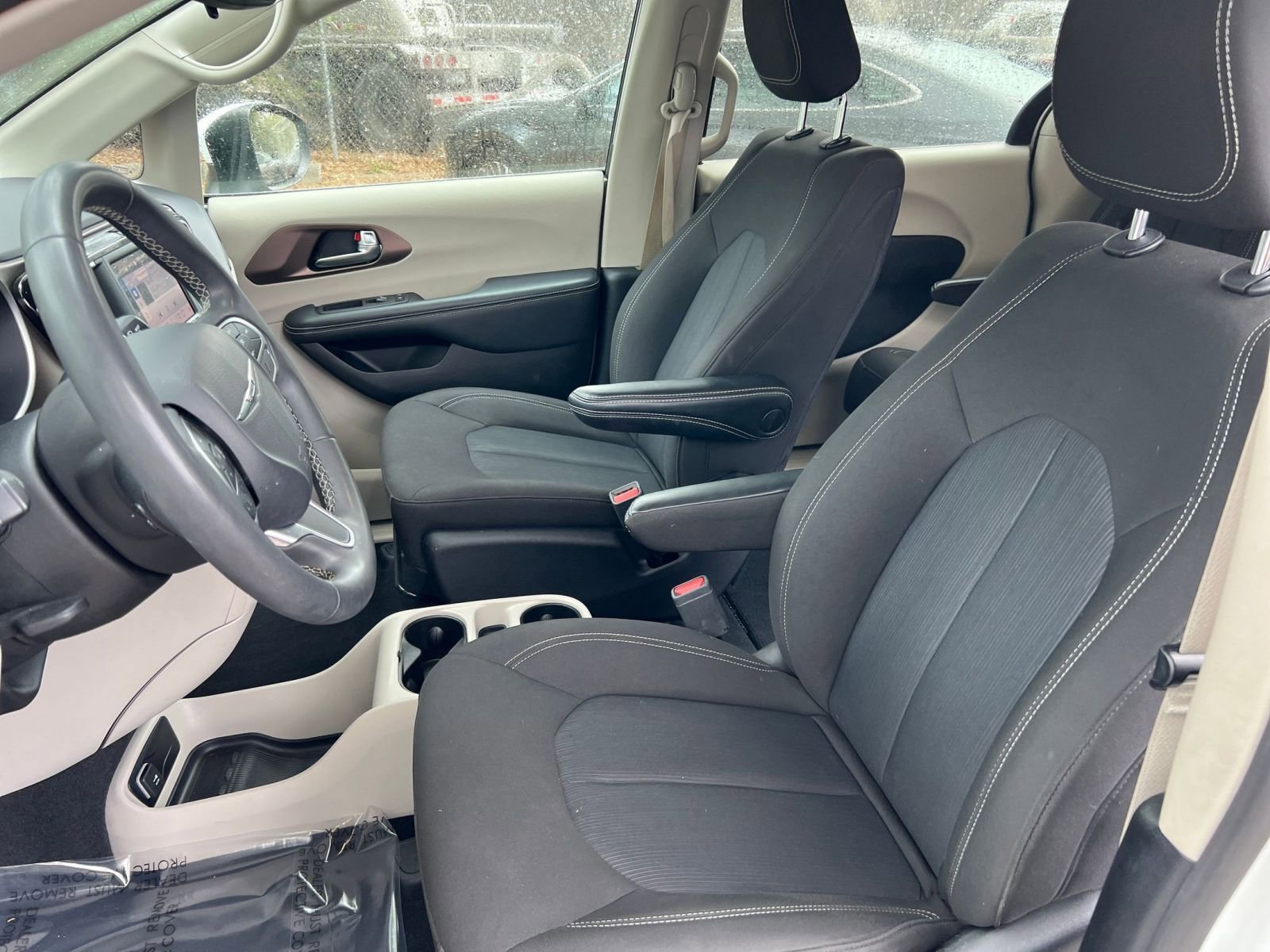 Used 2023 Chrysler Voyager LX image 40