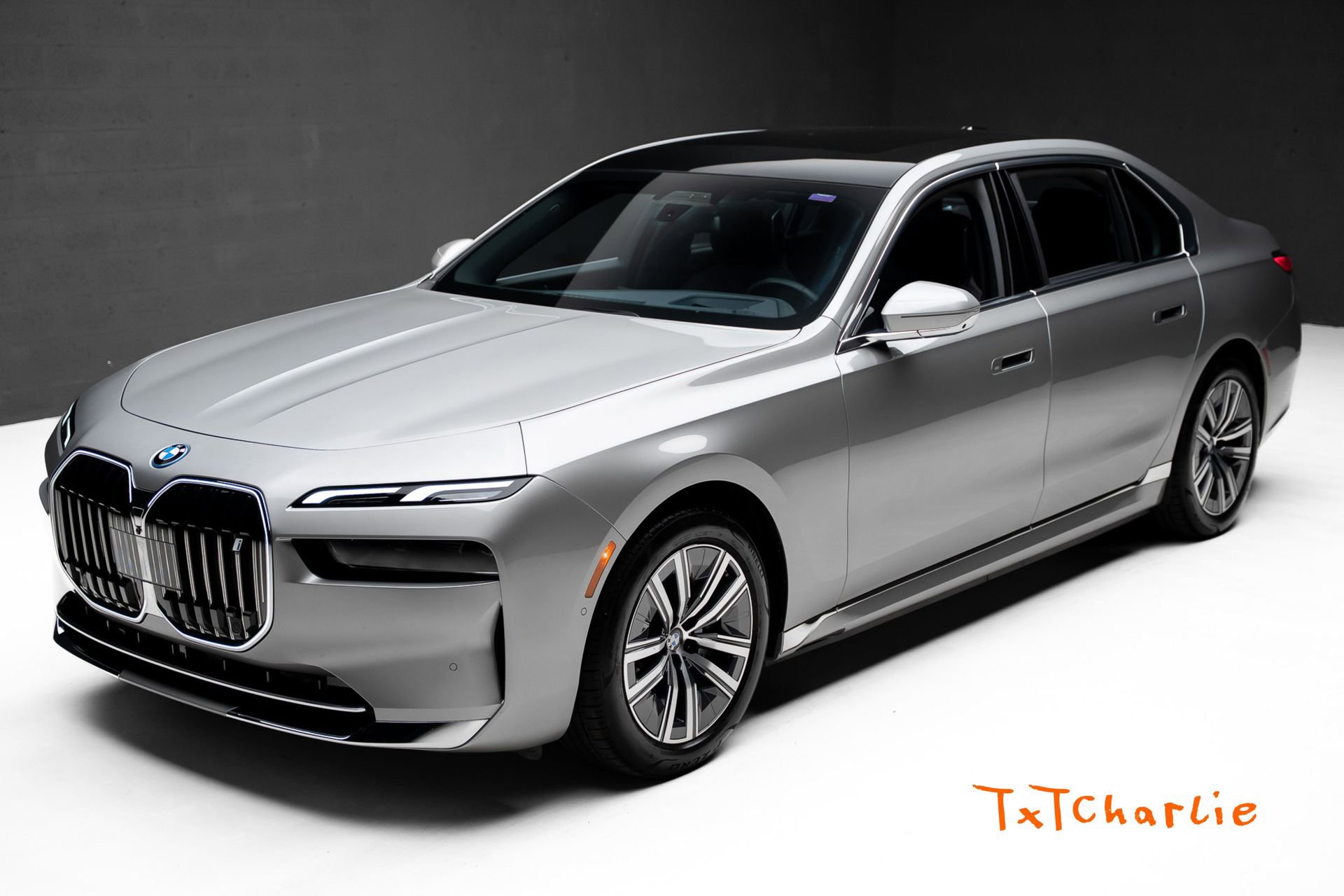 Used 2024 BMW i7 eDrive50 RWD image 1