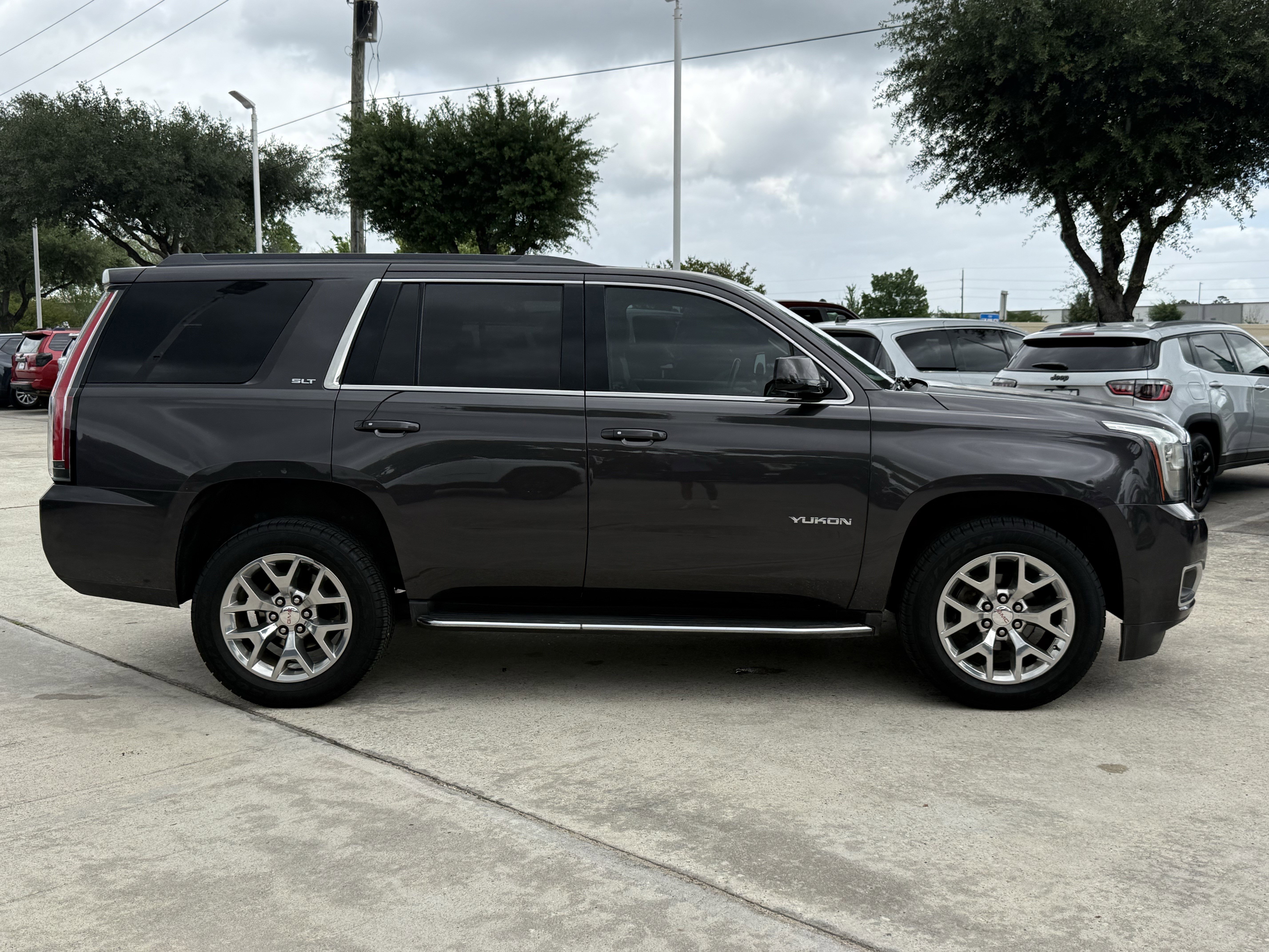 Used 2017 GMC Yukon SLT RWD image 3