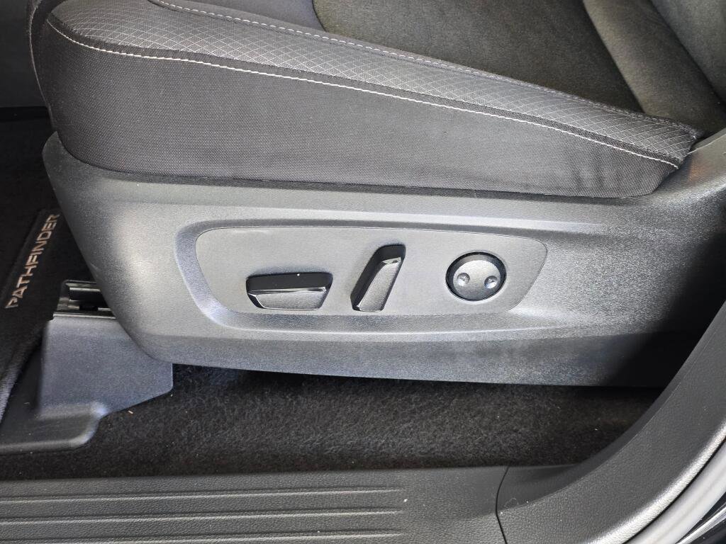 Used 2025 Nissan Pathfinder SV image 23