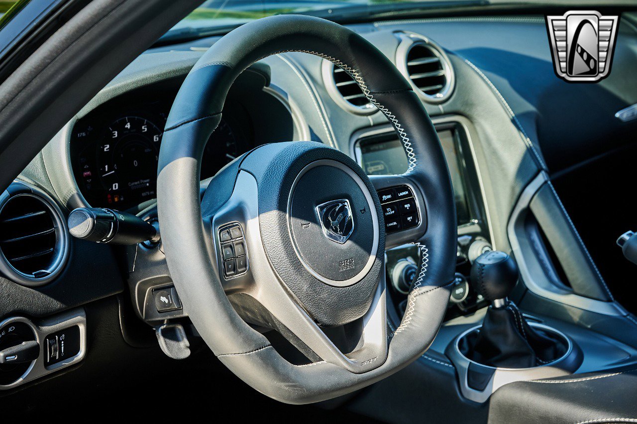 Used 2013 SRT Viper GTS w/ GTS Laguna Interior Pkg image 11