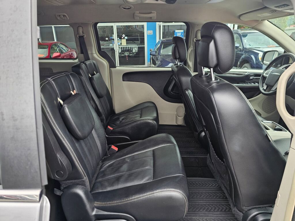 Used 2016 Chrysler Town & Country Touring image 15