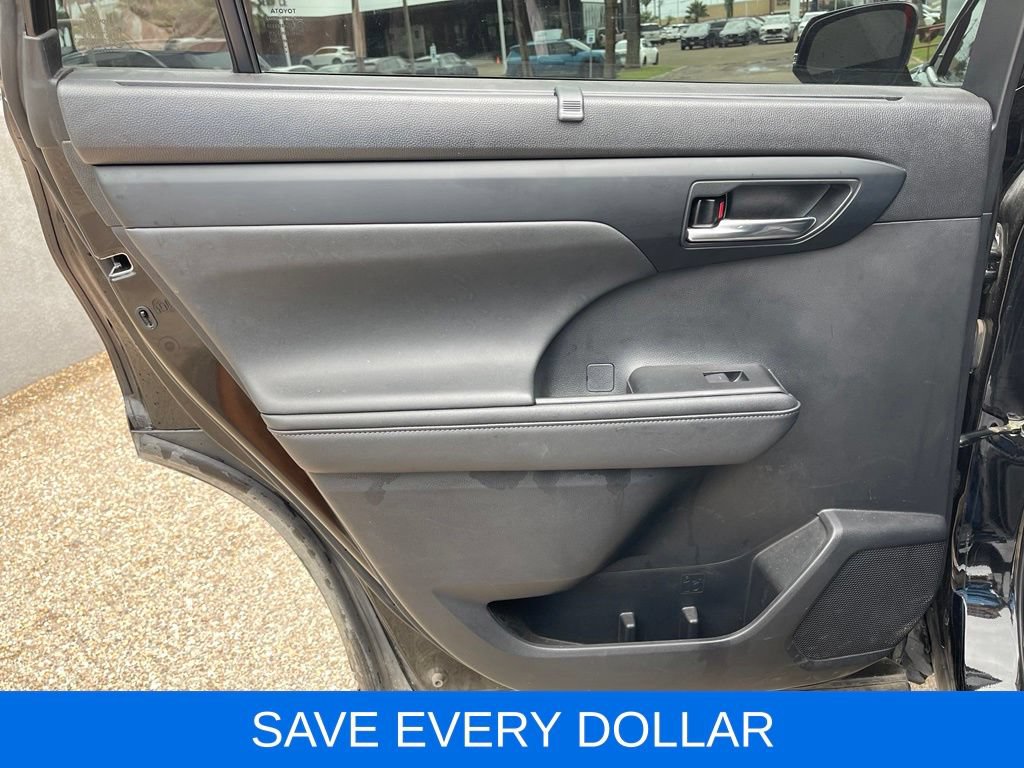 Used 2023 Toyota Highlander XLE FWD image 14