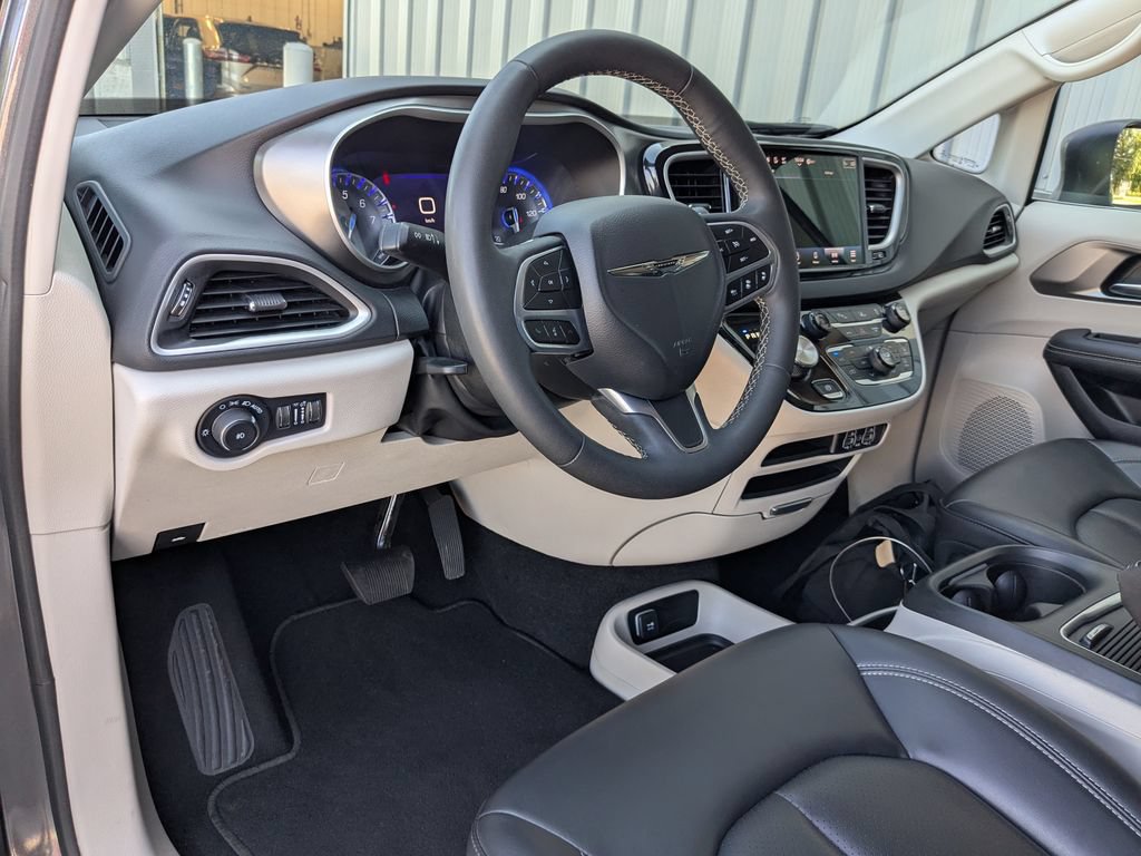 Used 2023 Chrysler Pacifica Touring-L FWD image 10