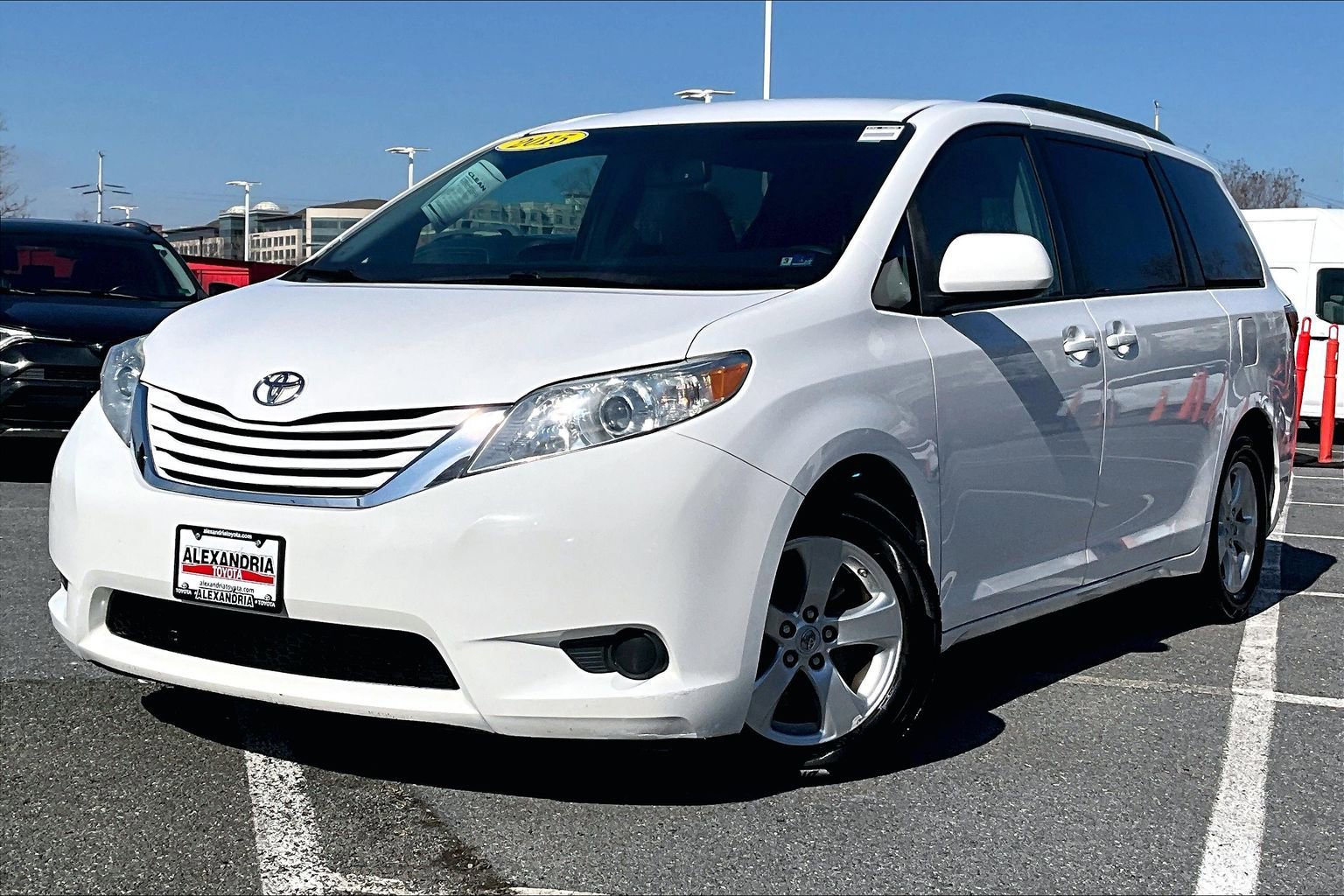 Used 2015 Toyota Sienna LE image 1