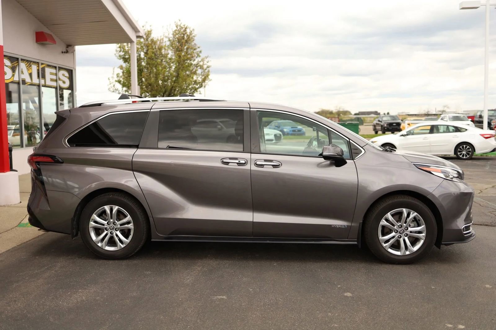 Used 2021 Toyota Sienna Platinum AWD/4WD image 4