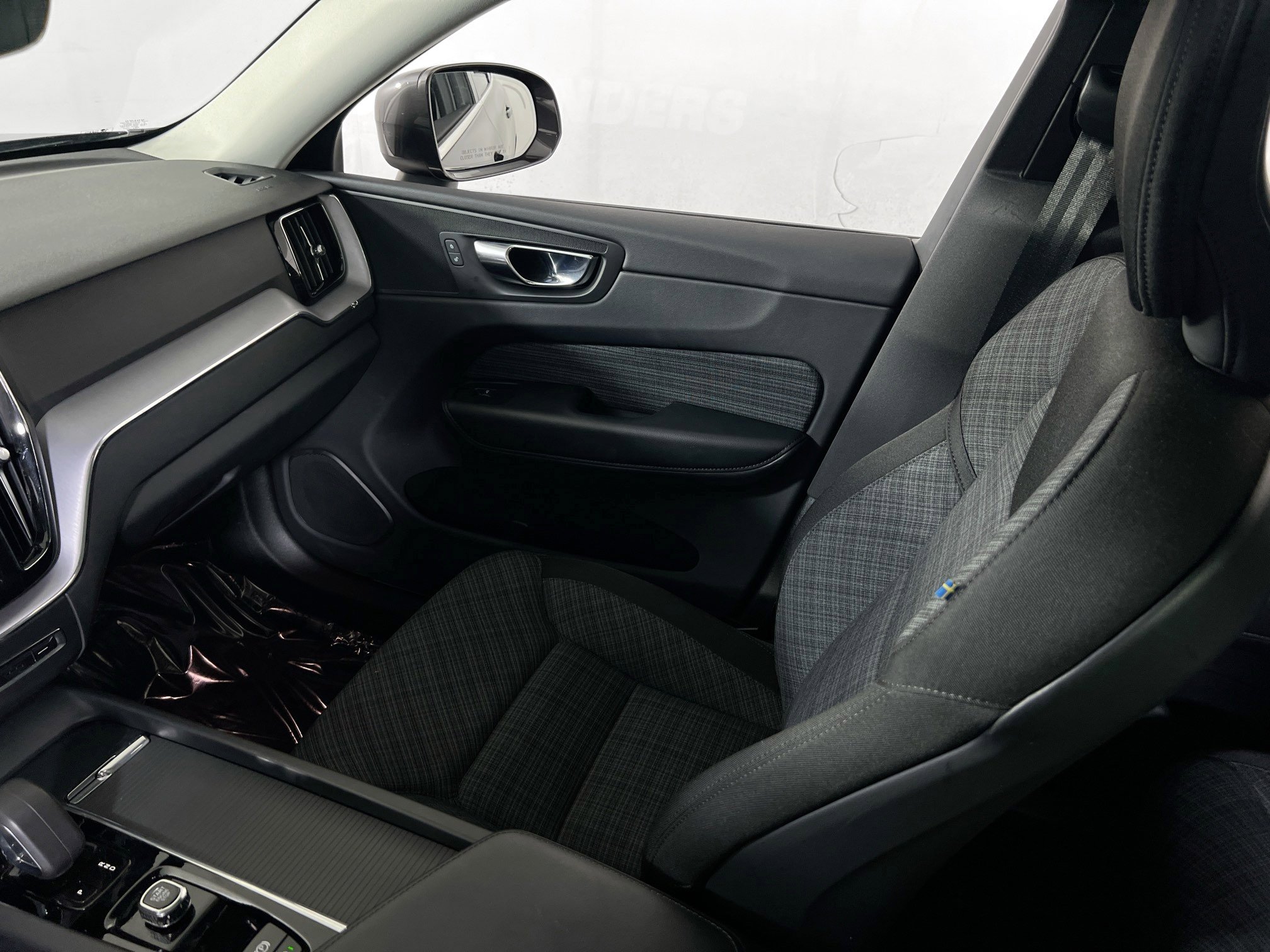 Used 2022 Volvo XC60 B5 Momentum image 23