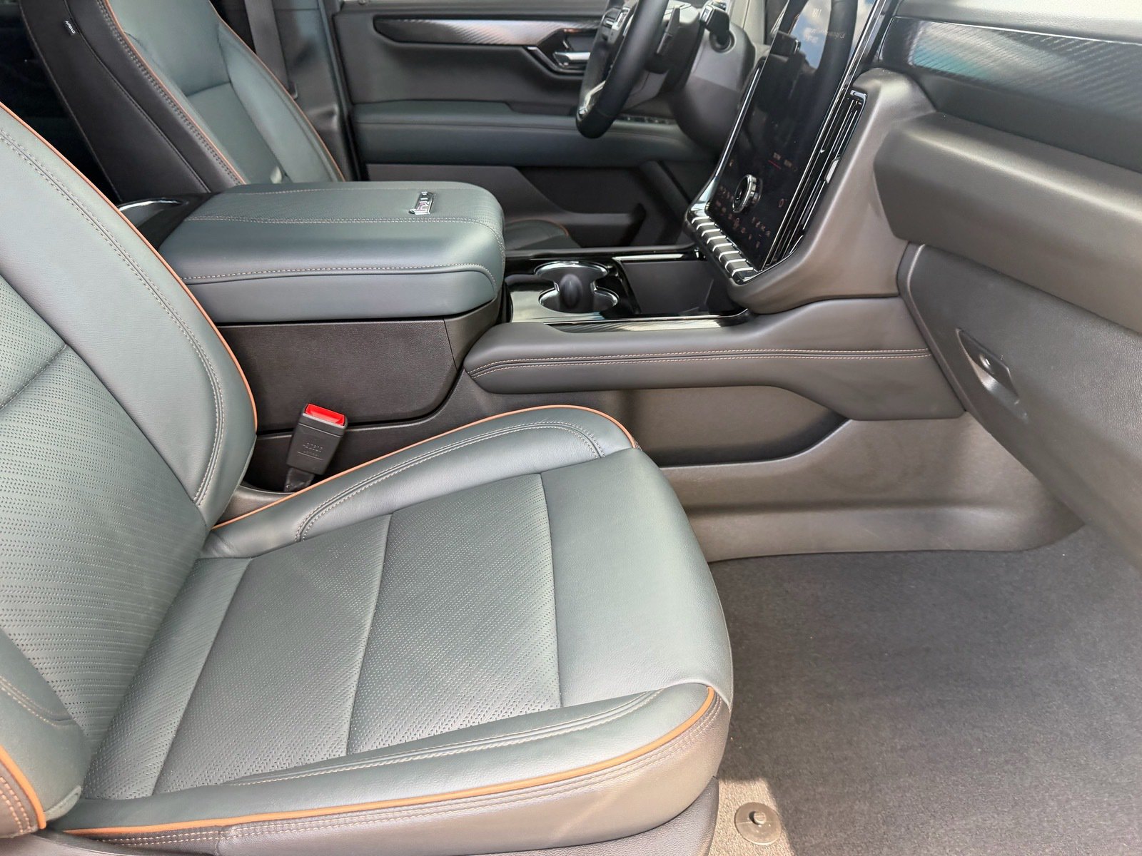 Used 2026 GMC Yukon AT4 w/ AT4 Premium Plus Package AWD/4WD image 12