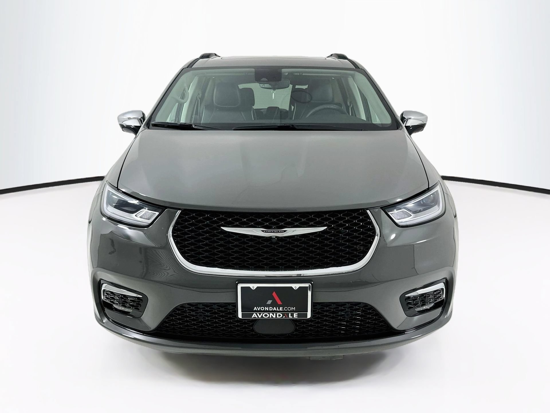 Used 2023 Chrysler Pacifica Limited w/ Uconnect Theater Family Group AWD/4WD image 2