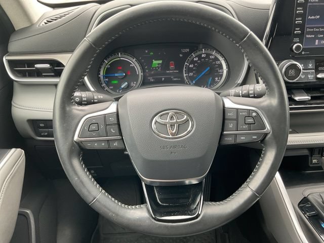 Used 2021 Toyota Highlander XLE AWD/4WD image 25
