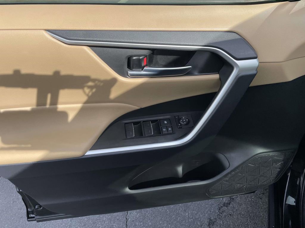 Used 2025 Toyota RAV4 XLE w/ Convenience Package image 27