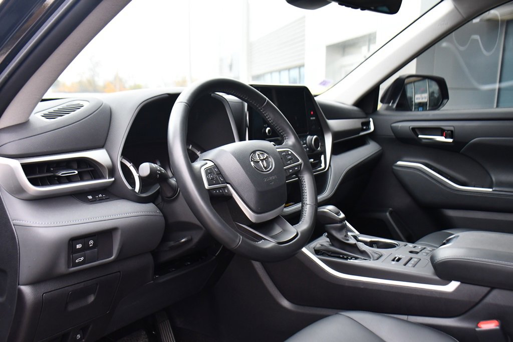 Used 2023 Toyota Highlander XLE image 11
